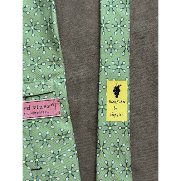 Vineyard Vines 100% Silk Tennis Print Tie Green Ball Racket Martha's Vineyard - Picture 3 of 3